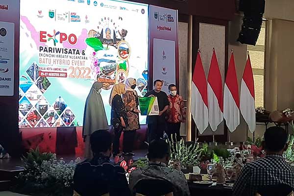 Penyerahan santunan BPJS Ketenagakerjaan kepada ahli waris THL BPBD Batu. (ist) - Momen Batu Hybrid Event, BPJSTK Serahkan Kartu bagi Pelaku Seni