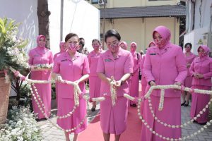 peresmi gedung kantor bhayangkari dan toko pinkss
