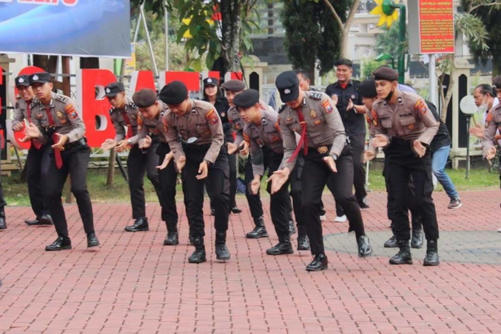 Personel Polres Batu mengikuti Yel-yel dari Kapolres. (ist) - Kobarkan Semangat Anggota, Kapolres Batu Serukan Yel-yel Apel Pagi