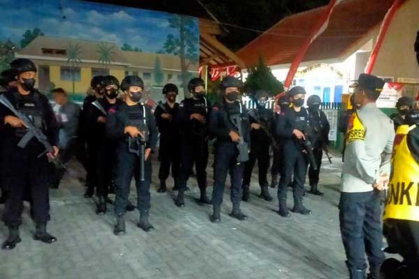 Personel keamanan yang diterjunkan untuk melaksanakan Patroli keamanan jelang Pilkades. (ist) - Tim Gabungan TNI Polri Amankan Malam Pencoblosan dengan Patroli