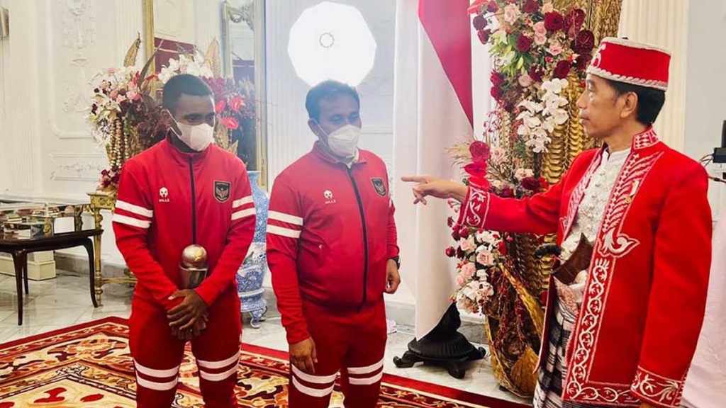 Pertemuan Presiden Jokowi dan timnas U-16. (ist) - Timnas Temui Jokowi di Istana Merdeka Persembahkan Trofi Piala AFF U-16