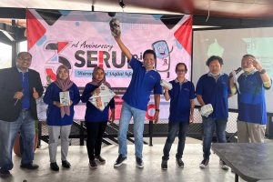 Perwakilan tim SERU Fighter memberikan 'kado' kepada CEO dan Perwakilan Memo X Group. (tim) - Tiga Tahun Warna-warni Keseruan Perjalanan SERU.co.id