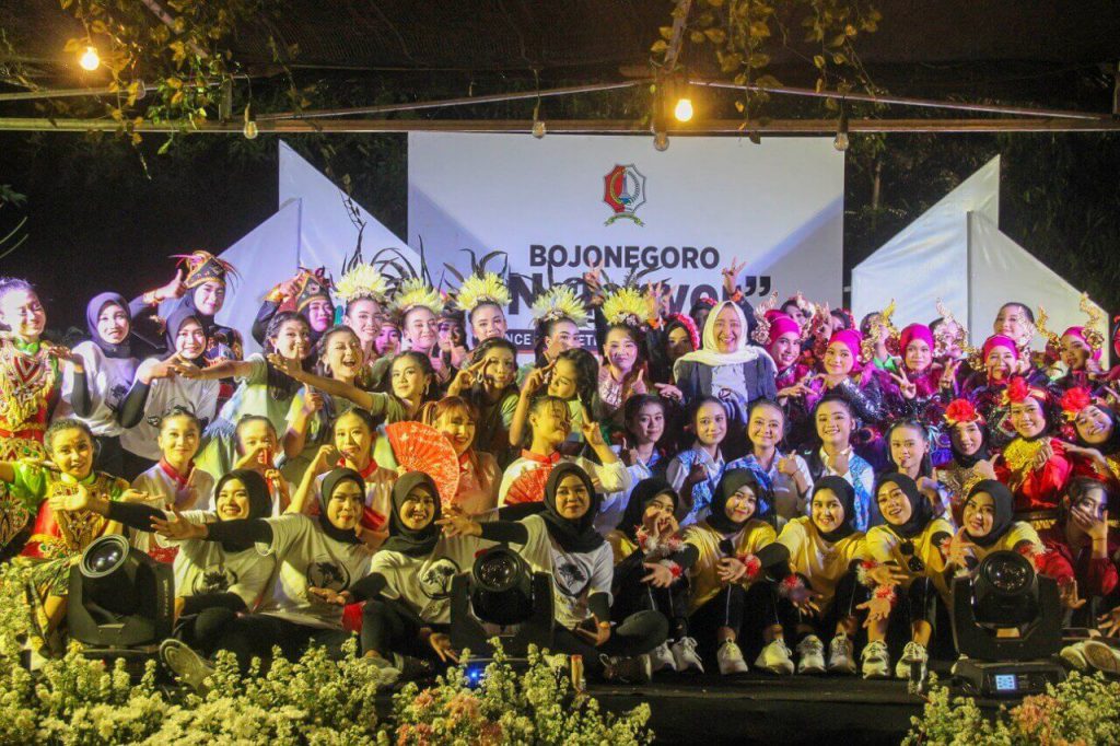 peserta bojonegoro dance bersama bupati anna muawanah