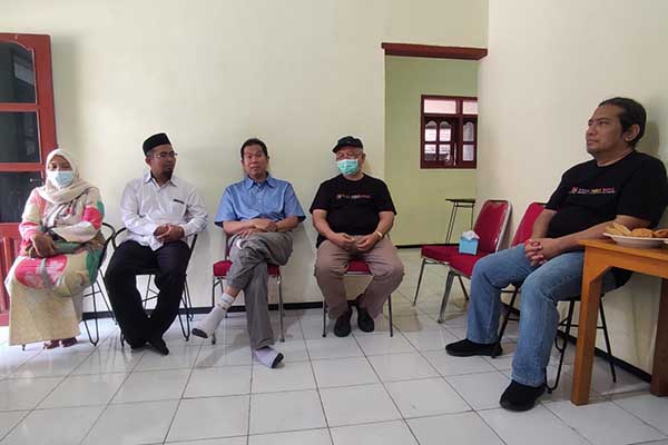 Petinggi MAC, PLB UM dan orang tua anak autis, menjawab pertanyaan awak media. (rhd) - 'Omah Terapi Autis', Terapi Terjangkau Bagi Anak Autis Kurang Mampu