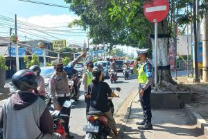 Petugas Satlantas Polres Batu melakukan tindakan peneguran terhadap pelanggar Lalulintas. (ist) - Giatkan Patroli KTL, Satlantas Polres Batu Target Minim Pelanggaran