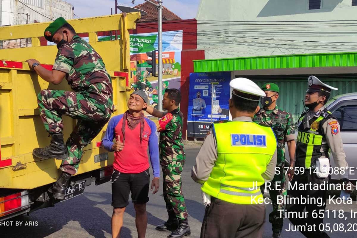 Petugas gabungan TNI-POLRI memantau kendaraan pengangkut hewan ternak sapi, antisipasi PMK. (ist) - Jalankan Perintah Komando Atas, TNI-POLRI Tetap Pantau PMK