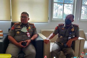 Pihak Satpol PP, saat dikonfirmasi di ruangan oleh awak media. (bim) - Satpol PP Panggil Pemilik Reklame Ajakan Miras, Terancam Denda Rp50 Juta