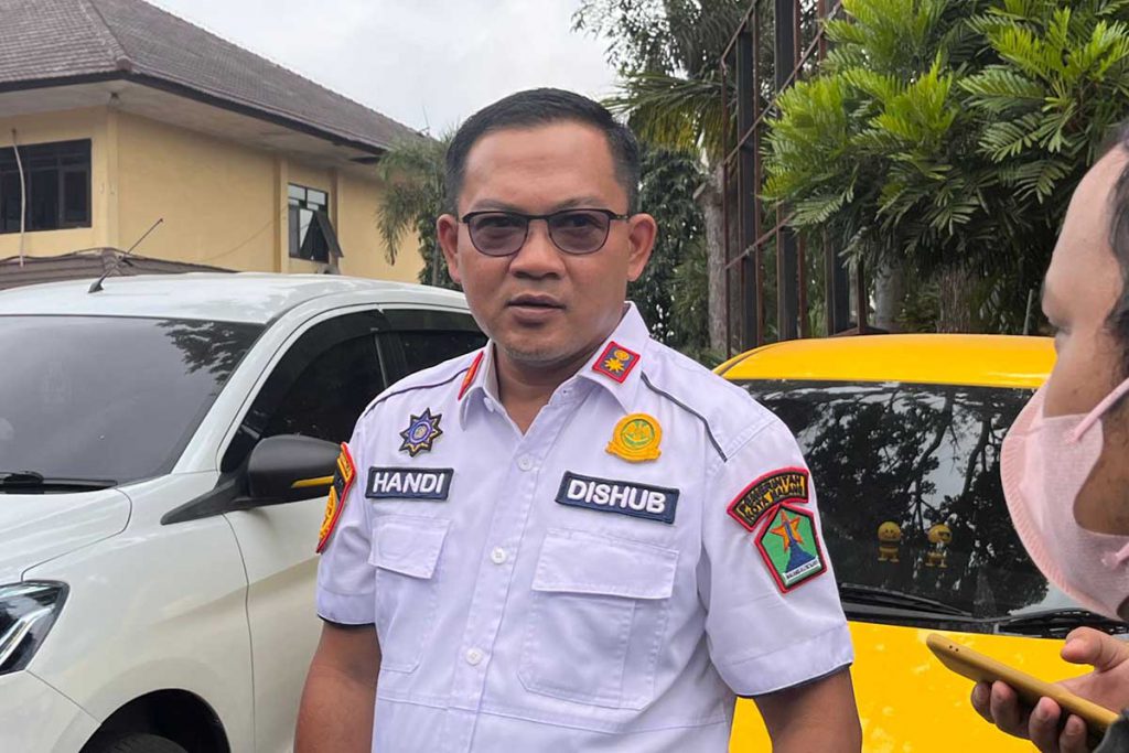 Plt Kadishub Kota Malang, Handi Priyanto, menjawab pertanyaan awak media. (bim) - Pemkot Malang Bakal Terapkan Satu Arah di Kayutangan, Usai Zona Tiga Rampung