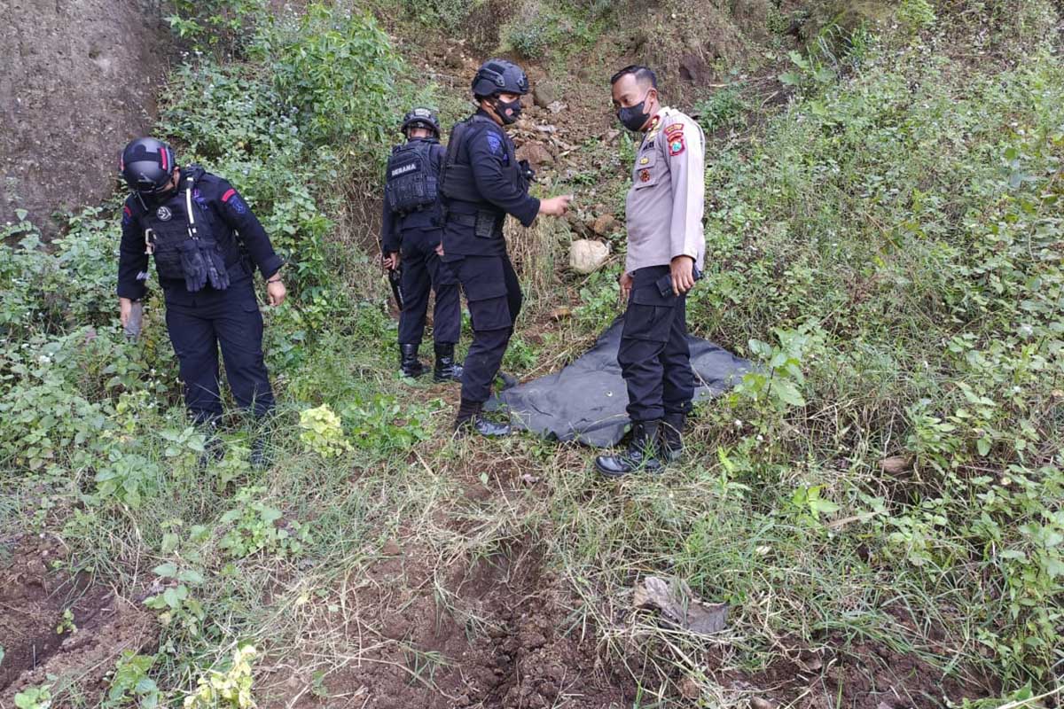 Proses evakuasi granat jenis tangan oleh Subden Jibom Detasemen Gegana Brimob Polda. (ist) - Hendak Mancing Ikan, Warga Temukan Granat