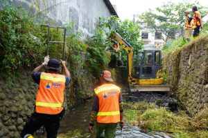 proses pegerukan sedimen kawasan jalan letjen1