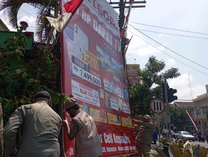 proses pencopotan reklame di perempatan kepanjen 1 1
