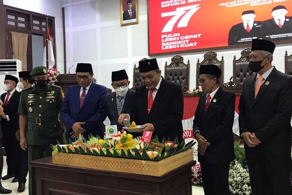 Prosesi potong tumpeng oleh Ketua DPRD Kota Malang, I Made Riandiana, usai mendengarkan Pidato Kenegaraan. (ist) - Ikuti Pidato Kenegaraan Presiden, Wali Kota dan DPRD Bicarakan Spirit Gotong Royong