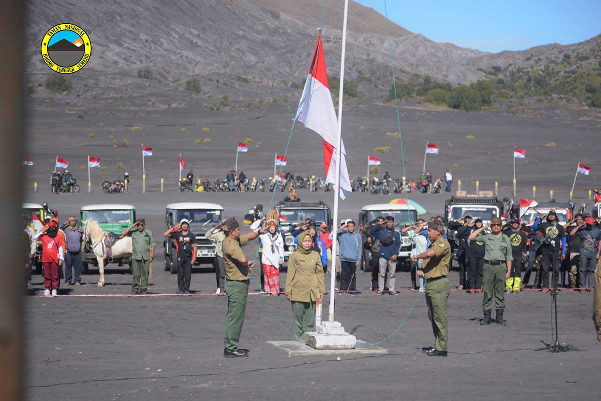 Prosesi upacara peringatan HUT ke-77 RI di Laut Pasir Bromo. (ist) - Meriahkan Peringatan HUT Ke-77 RI, Merah Putih Berkibar di Laut Pasir Bromo