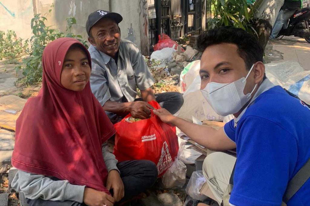 SERU Fighter membagikan bingkisan sembako kepada anak piatu dan dhuafa di jalanan Kota Malang. (bim) - Jelang HUT ke-3, SERU.co.id dan Alfamart Berbagi Kebahagiaan Yatim-Piatu Hingga Dhuafa
