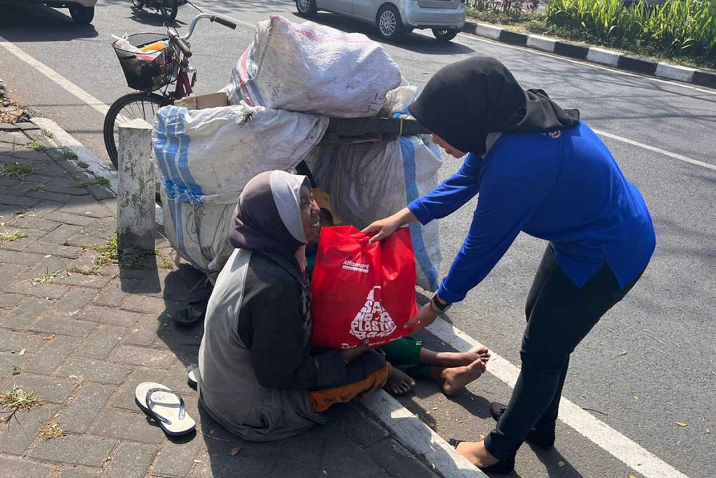 SERU Fighter membagikan bingkisan sembako kepada yatim dan janda dhuafa di jalanan Kota Malang. (bim) - Jelang HUT ke-3, SERU.co.id dan Alfamart Berbagi Kebahagiaan Yatim-Piatu Hingga Dhuafa