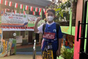 Salah satu murid sekolah dasar di Kota Malang yang mengenakan jersey Arema. (bim) - Anjuran Pakai Atribut Arema bagi Anak SD di Kota Malang, Begini Respon Wali Murid