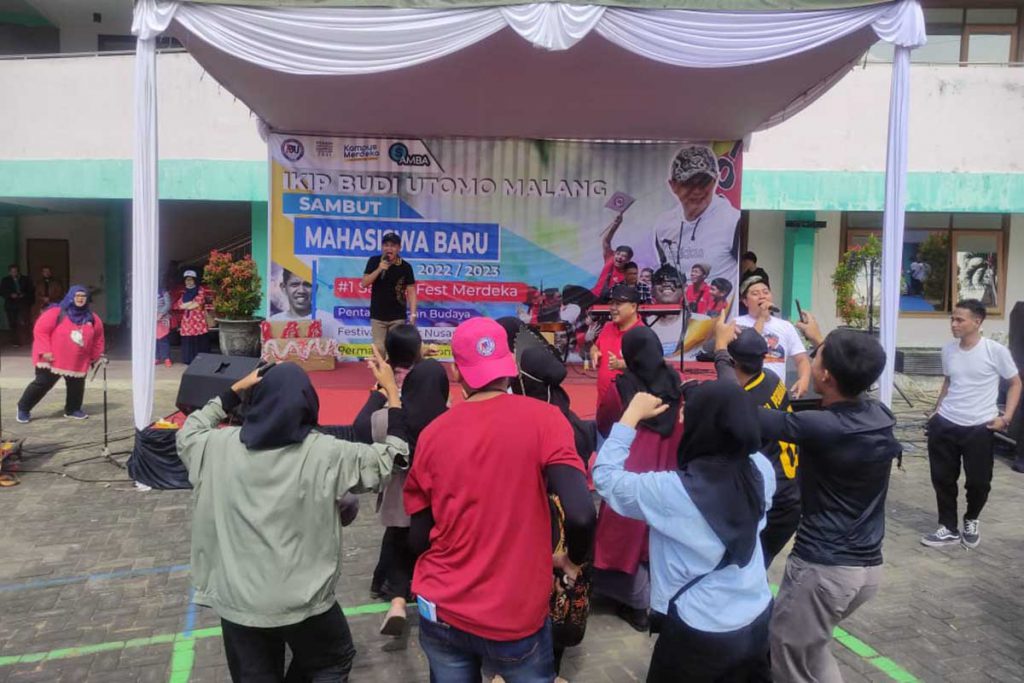 Sam Rektor menyanyi, diikuti maba, dosen dan panitia berjoget bersama tak ada sekat. (rhd) - Kuliah di IKIP Budi Utomo Malang, Sam Rektor: Merdeka dan Heppiee 'Tanpa Biaya'