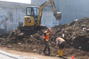 Satgas DPURPKP Kota Malang, saat melakukan pengerukan di Jalan Puntodewo. (ist) - DPURPKP Kota Malang Keruk Tumpukan Sampah di Jl Puntodewo