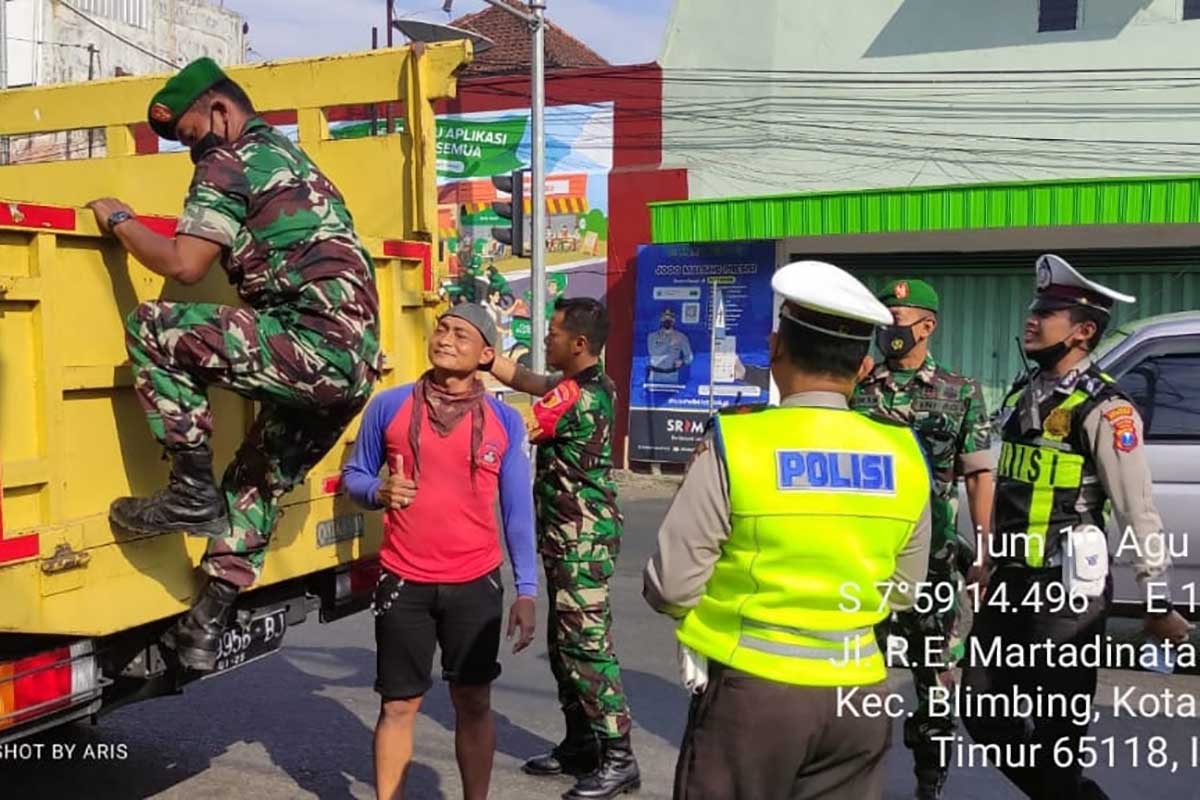 Satgas Gabungan Pos Pam PMK di pos lantas Klenteng Jl.Martadinata Malang. (ist) - Satgas Gabungan Terus Pos Pam PMK di Sejumlah Titik