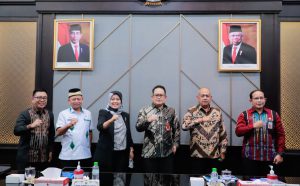 sekdaprov jatim adhy karyono menerima kunjungan kerja wagub lampung chusnunia chalim dan bupati lampung timur m dawam rahardjo ok