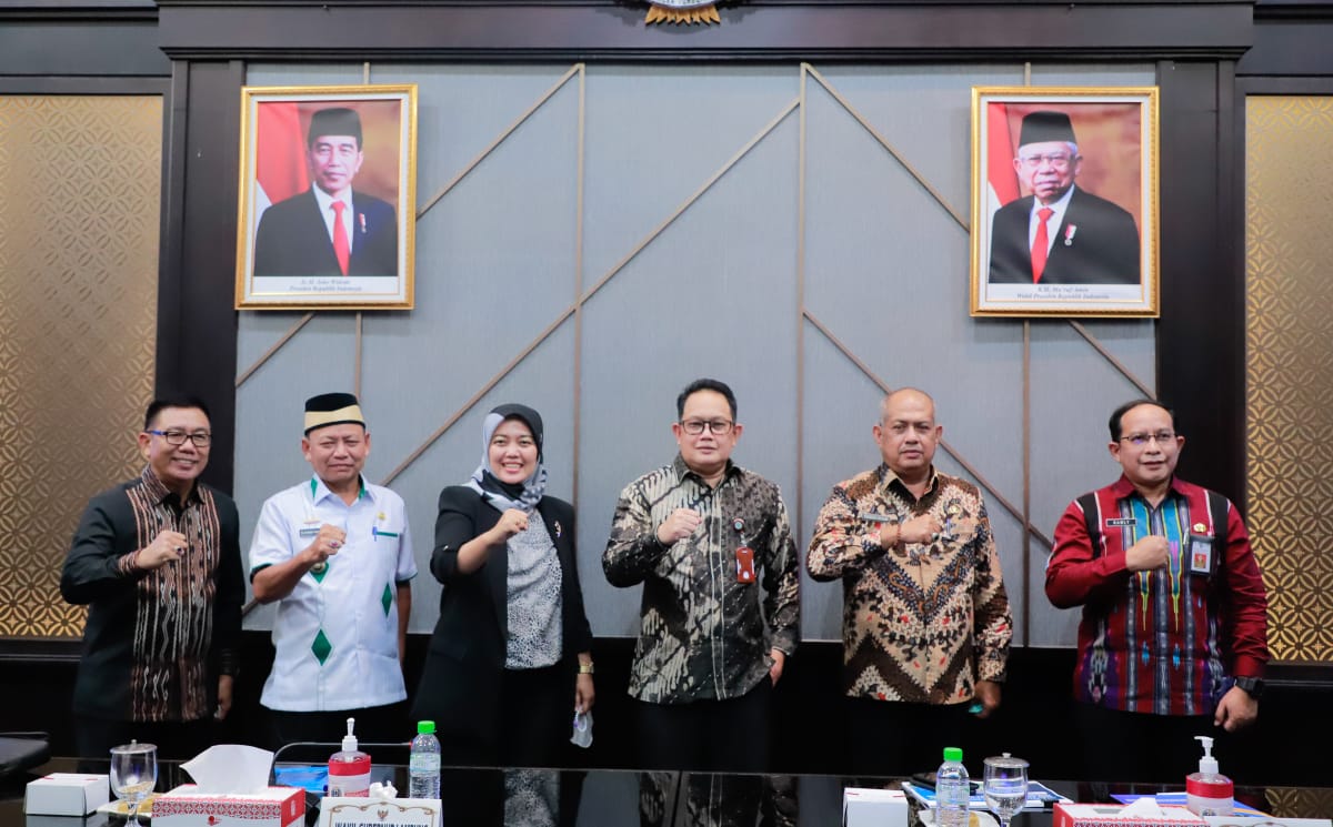 sekdaprov jatim adhy karyono menerima kunjungan kerja wagub lampung chusnunia chalim dan bupati lampung timur m dawam rahardjo ok