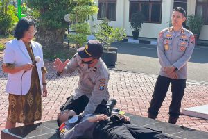 Seksi Kedokteran Kepolisian dan Kesehatan memberikan pelatihan penanganan Serangan Jantung. (ist) - Personel Polres Batu Dibekali Ilmu Penanganan Serangan Jantung