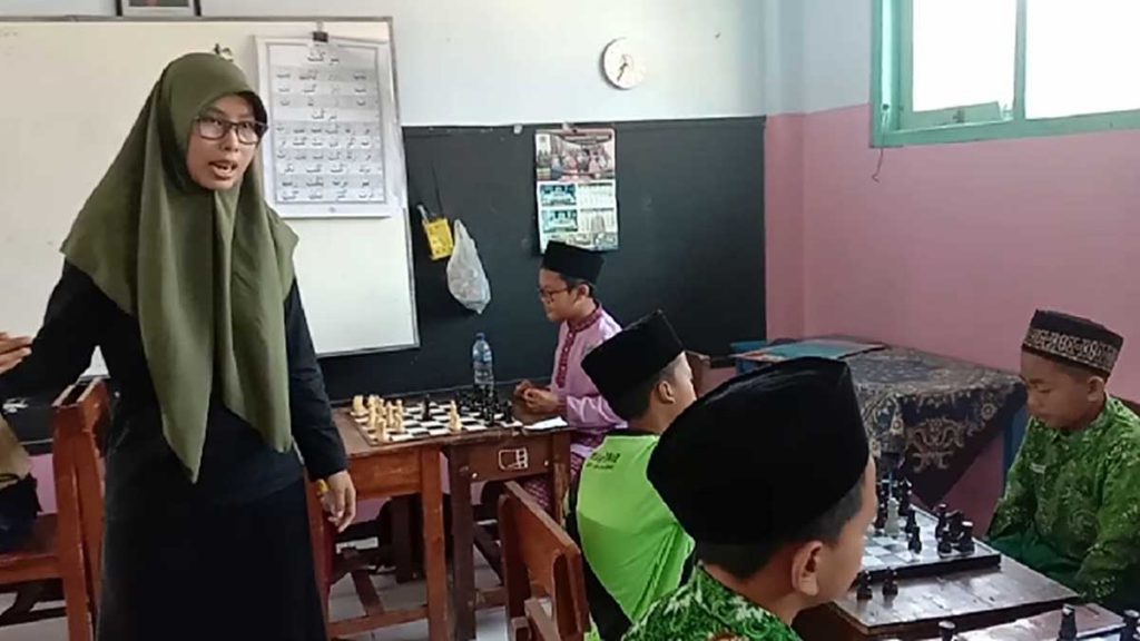 Siti Lilik, Wasit Nasional Pratama sedang memandu pertandingan catur. (ful) - 49 Peserta Ikuti Turnament Catur yang Digelar KKG Penjaskes Mojoagung