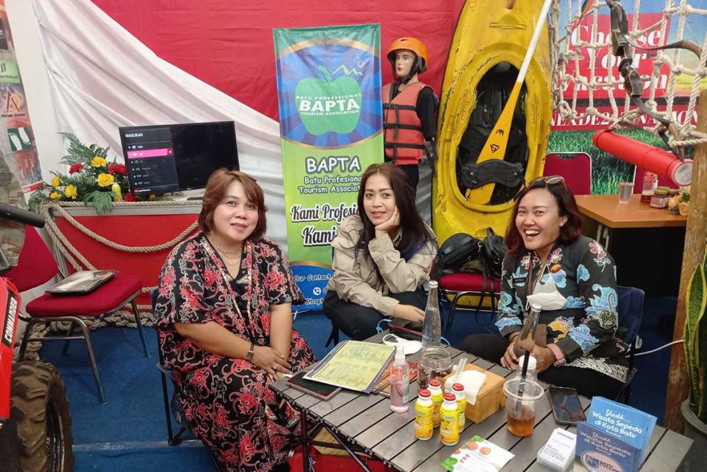 Stand Asosiasi Pelaku Usaha Pariwisata Kota Batu. (ist) - Wali Kota Batu Resmikan Expo Pawisata dan Ekonomi Kreatif Nusantara 2022