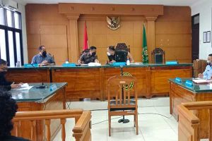 Suasana sidang di PTUN Surabaya seputar Sengketa Putusan Pilkades Pesanggrahan. (ist) - Sengketa Keputusan Pilkades Pesanggrahan Mulai Disidangkan di PTUN di Surabaya