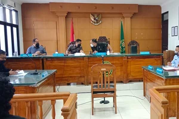 Suasana sidang di PTUN Surabaya seputar Sengketa Putusan Pilkades Pesanggrahan. (ist) - Sengketa Keputusan Pilkades Pesanggrahan Mulai Disidangkan di PTUN di Surabaya