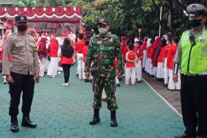 TNI-POLRI ikut mendampingi pelaksanaan karnaval dan jalan sehat SDN 1 Bandung Rejosari. (ist) - Peringati HUT ke-77 RI, SDN 1 Bandung Rejosari Gelar Karnaval dan Jalan Sehat
