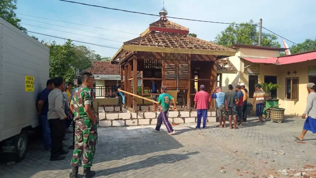 tni polri bersinergi bangun mushola di mapolsek lengkong