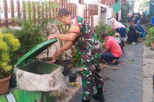 TNI-Rakyat kerja bakti bersihkan kampung Kayutangan. (ist) - Peduli Lingkungan, TNI-Rakyat Kerja Bakti Bersihkan Kampung Kayutangan