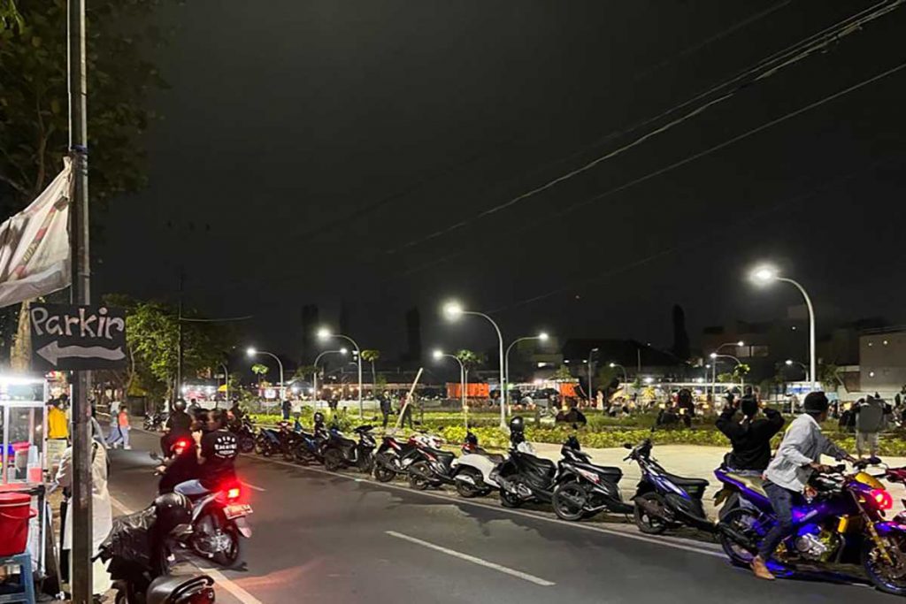 Taman Bunga Merjosari, sebelum terpasang rambu larangan parkir. (bim) - Dishub Kota Malang Pasang Rambu Larangan Parkir di Taman Bunga Merjosari