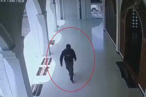 Tangkapan layar, sosok pelaku saat melakukan aksi pencurian di Masjid Merjosari. (bim) - Viral!, Pencuri di Masjid Merjosari Gondol Tas Milik Korban Saat Salat Berjamaah