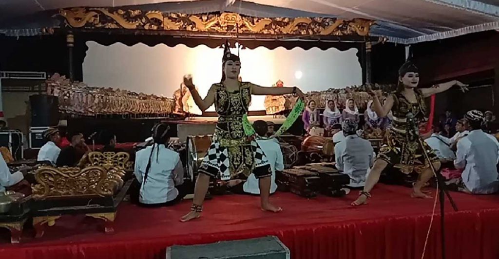 Tari Remo mengawali pagelaran wayang kulit. (ful) - Sanggar Seni Desa Sengon untuk Lestarikan Budaya Tradisional
