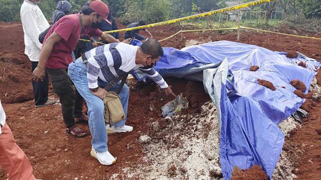 Temuan sembako Banpres yang dikubur di Depok. (ist) - JNE Akui Kubur Sembako Bantuan Presiden, Ini Alasannya