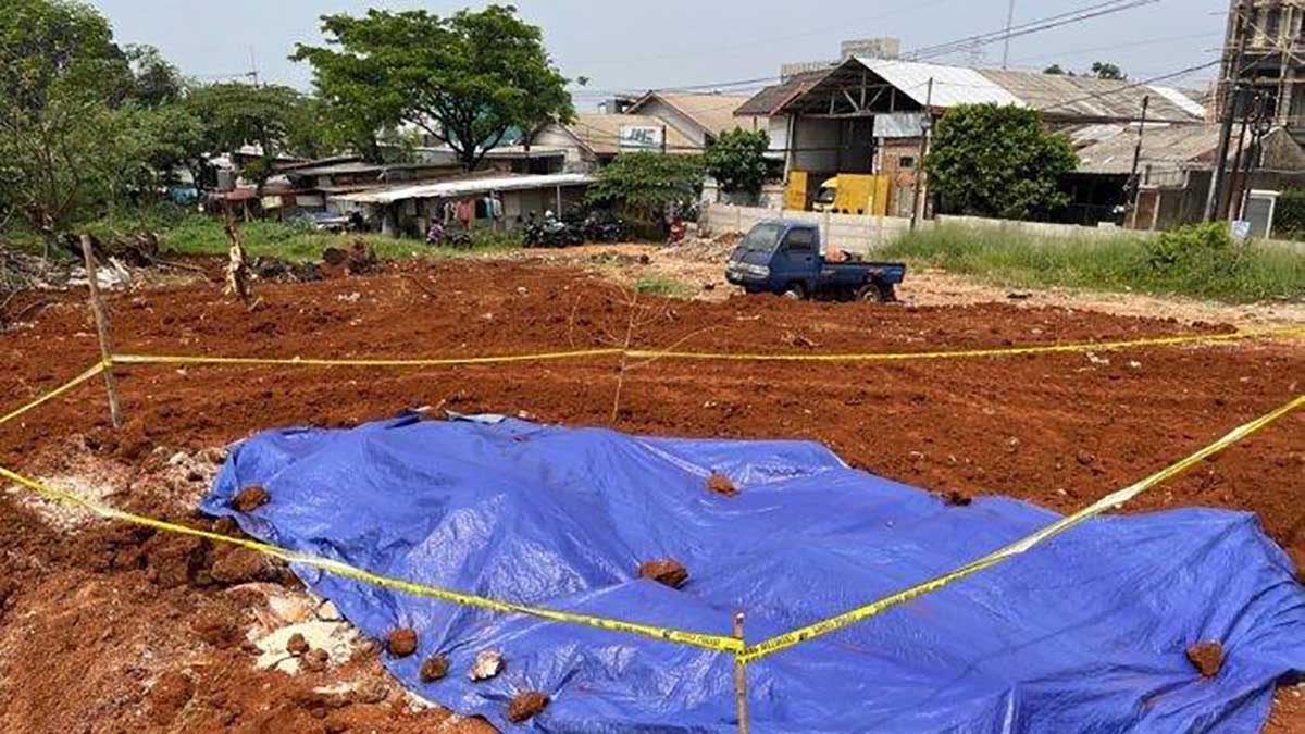Temuan sembako dikubur di Depok. (ist) - JNE Akui Kubur Sembako Bantuan Presiden, Ini Alasannya