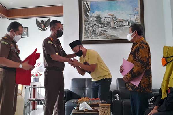 Tersangka Muhammad Farid, usai melepas ramping tahanan yang dikenakan sebelumnya. (ist) - Restorative Justice Kejari Batu, Tuntaskan Kasus Pencurian Sepeda Motor