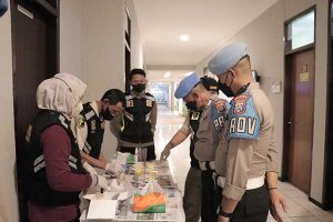 Tes urine dadakan yang di Polresta Malang Kota. (ist) - Kapolres Malang Kota Lakukan Tes Urine Dadakan untuk Seluruh Anggotanya