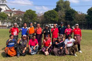 Tim futsal bersarung Sekretariat Daerah turut memeriahkan Lomba Olahraga Tradisional. (bim) - Hari Kedua Lomba Olahraga Tradisional Pemkot Malang Berlangsung Lebih Meriah