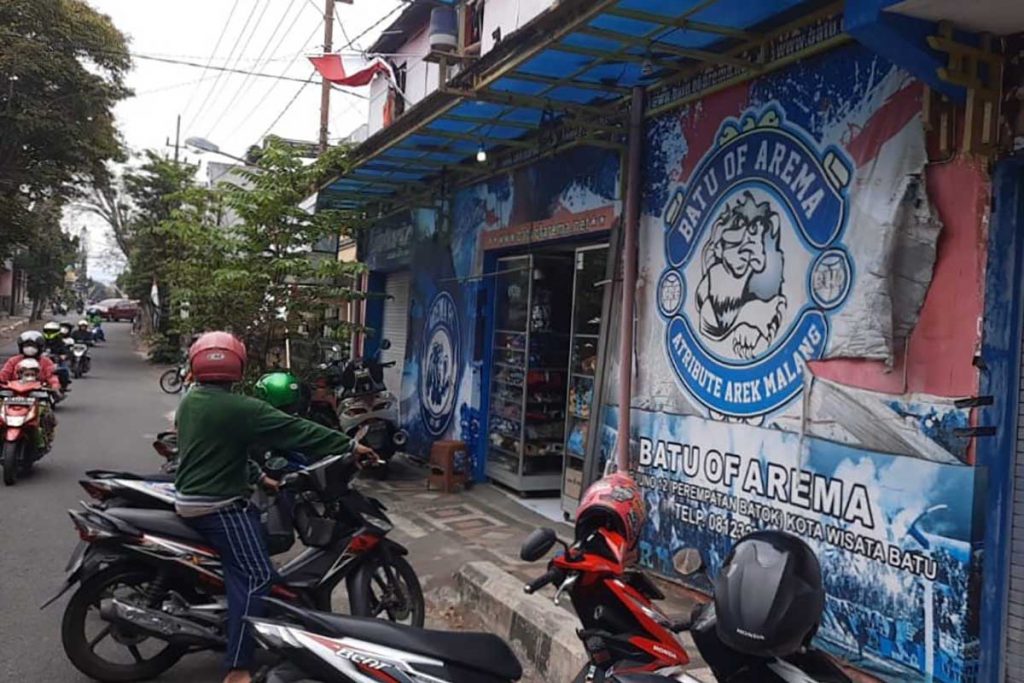 Toko atribut Arema yang mulai ramai di siang hari. (dik) - Berkah HUT ke-35 Arema, Toko Jersey Diserbu Pembeli
