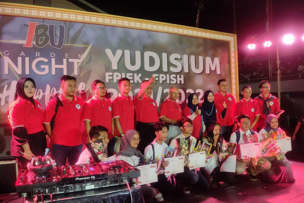 Tujuh mahasiswa lulusan terbaik bersama para Kaprodinya serta Dekan FPIEK dan FPISH. (rhd) - Unik, IKIP Budi Utomo Kemas Yudisium ala Pesta Kebun