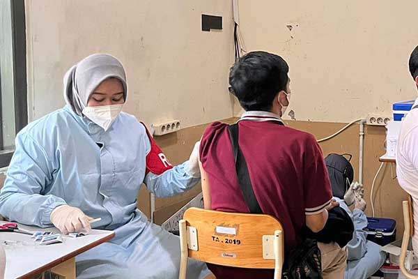 Vaksinasi yang dilakukan oleh petugas kesehatan. (bim) - Target Vaksinasi Booster Kedua bagi Nakes di Kota Malang Belum Tercapai