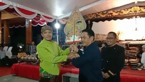 Wakil Bupati Jombang, Sumrambah Serahkan Gunungan Kepada Dalang. (ful) - Sanggar Seni Desa Sengon untuk Lestarikan Budaya Tradisional