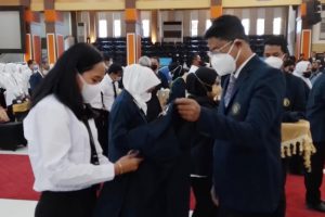 wakil direktur pascasarjana ub menyematkan almamater kepada maba s2 dan s3. ist