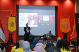 wakil gubernur jawa timur emil elestianto dardak saat menjadi narasumber dalam kuliah kebangsaan fakultas ilmu sosial ilmu politik fisip universitas indonesia