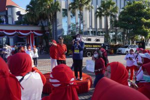 Wali Kota Batu bersama Wawali Batu dalam kegiatan senam hari koperasi. (ist) - Diskumperindag Batu Ajak Insan Koperasi se-Batu Bugar dan Sehat