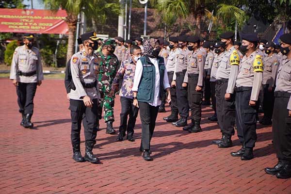 Wali Kota Batu dan Kapolres Batu memeriksa pasukan pengamanan Pilkades. (ist) - Wali Kota pimpin Apel Gelar Pasukan Pergeseran Personel Pengamanan Pilkades