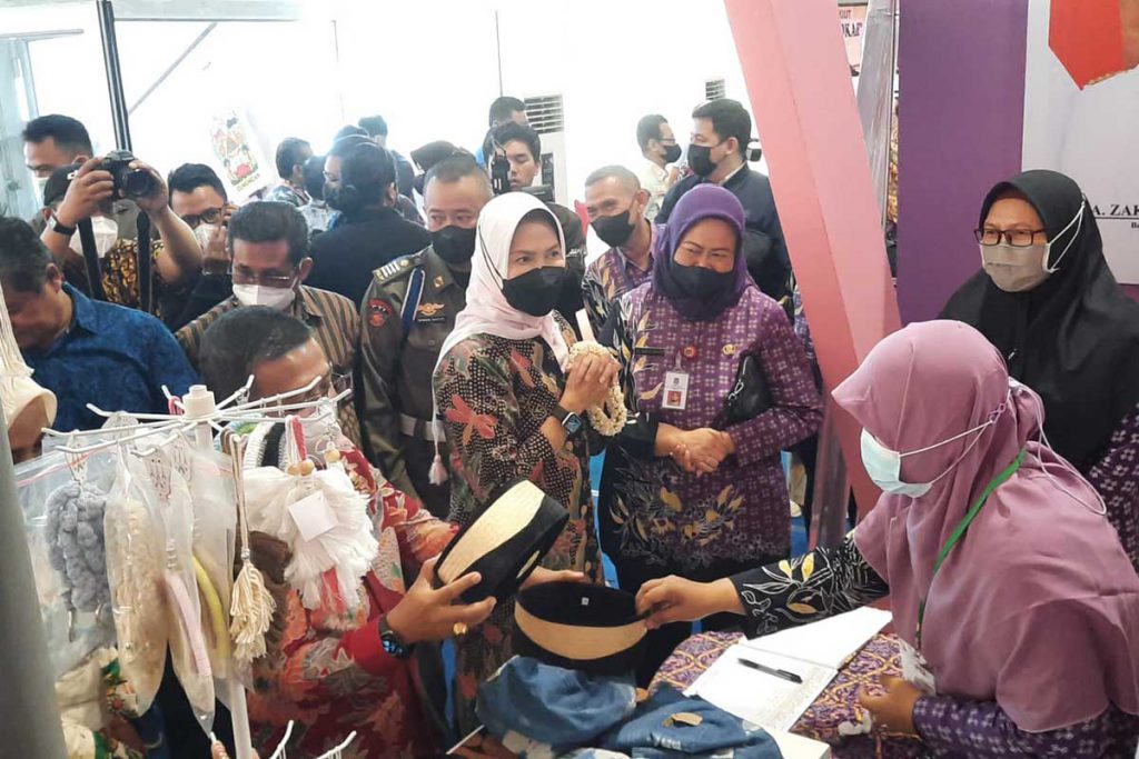 Wali Kota Batu mengunjungi stand pemerintah Tangerang. (dik) - Wali Kota Batu Resmikan Expo Pawisata dan Ekonomi Kreatif Nusantara 2022